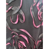 Wieczorowa czarna bluzka z koronką i haftowanymi kwiatami